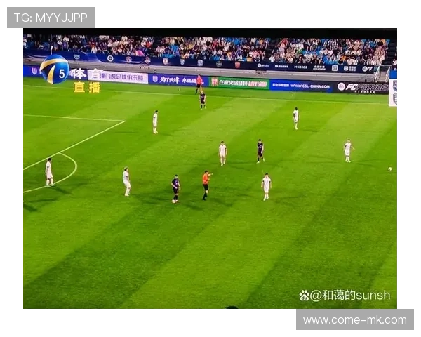 武汉三镇中距离射门力量十足，稍稍偏出